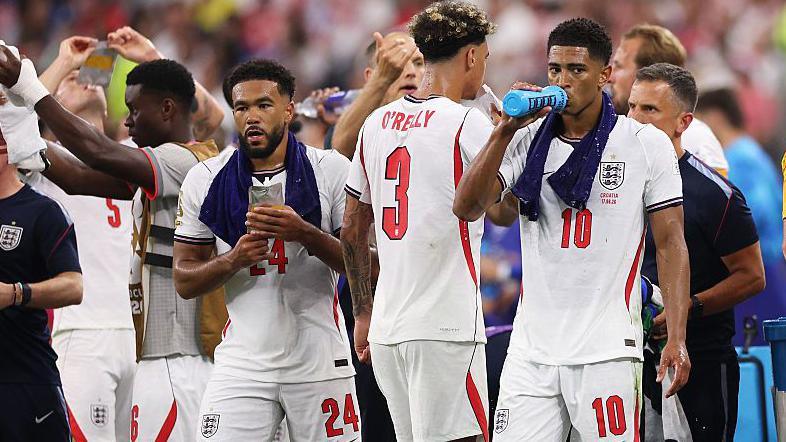 世界杯2026:球员、教练和球迷对水分补充休息的看法