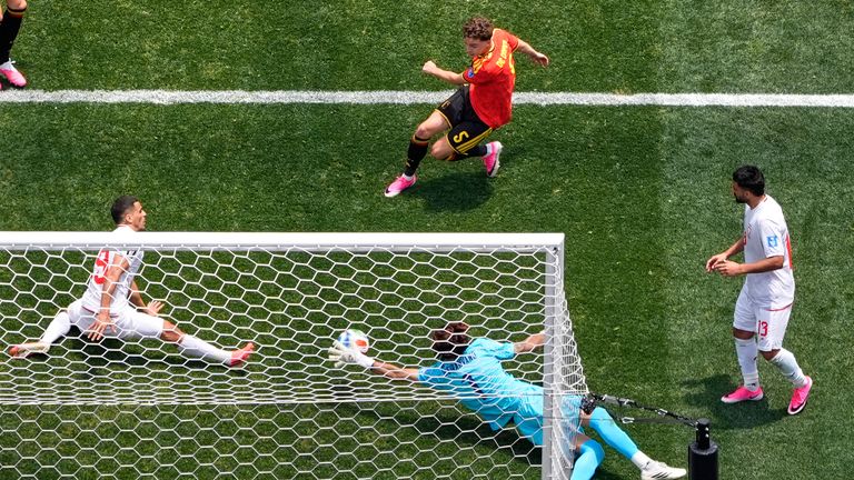 2026年世界杯:比利时0-0伊朗 - 纳森·恩戈伊被红牌罚下,洛杉矶小组G战平